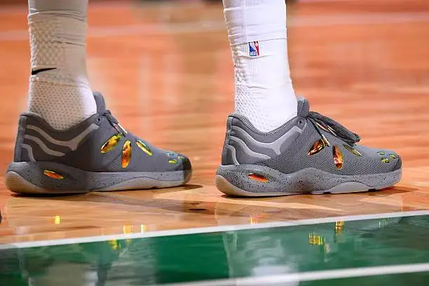 九游入口-布朗穿着个人品牌球鞋,砍下30分10篮板5助攻3抢断