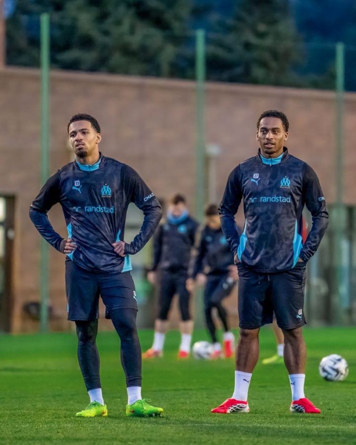 九游社区-😂哥你也来了?恩瓦内里外租马赛,与廷伯的双胞胎兄弟昆滕相聚