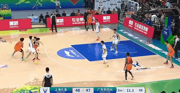 九游官网-洛夫顿过顶绕球过掉防守,再空中拉杆折叠上篮打成2+1