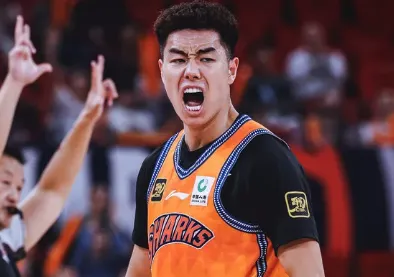 神射手！李添荣半场出战14分钟，投篮4中3得到12分